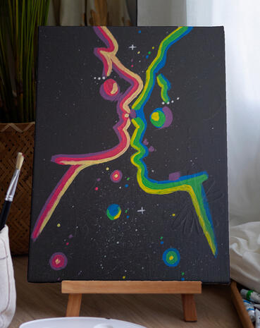 2 faces kissing